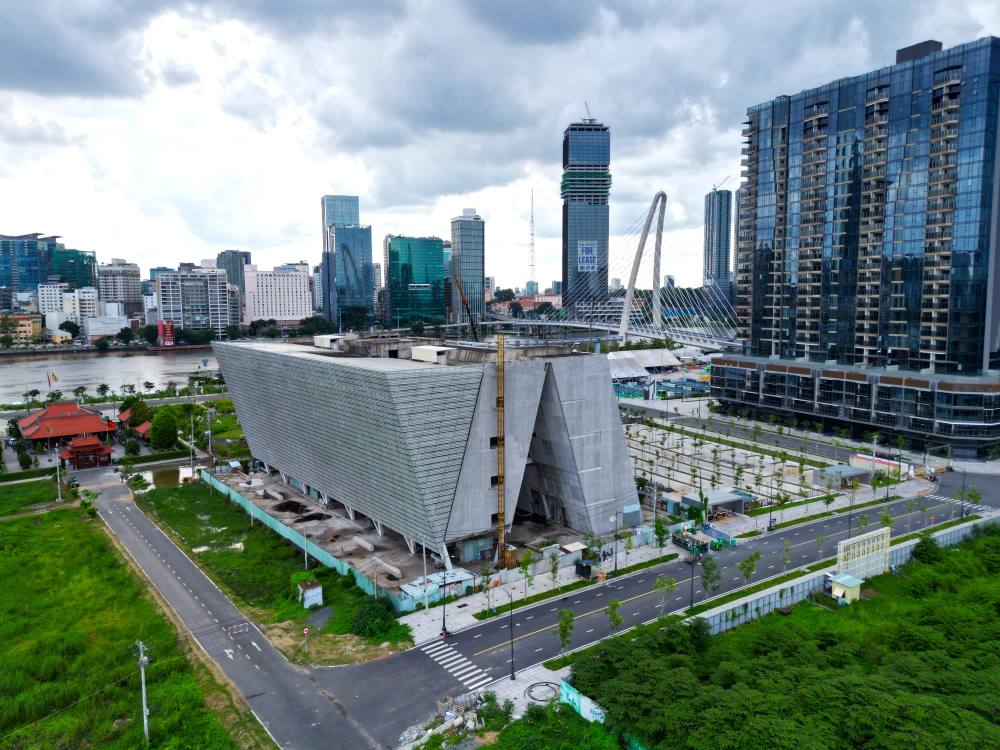 The Ho Chi Minh City Planning Exhibition Center project is built next to the Saigon River, in Thu Thiem New Urban Area, Thu Duc city. The project with an investment capital of about 800 billion VND, started construction in the first quarter of 2013.