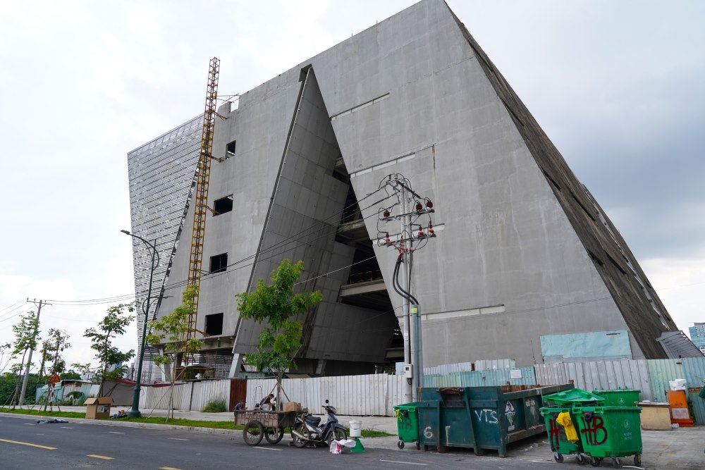 After many years of standing still, the Ho Chi Minh City Planning Exhibition Center project cannot help but cause regret for the people. "I have worked here for many years, and seeing this project still the same for many years, I am really sorry for a large project in the golden land of the city," Mr. Duong (63 years old) shared.