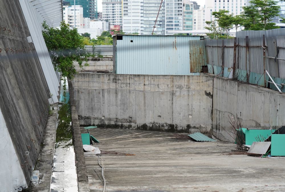   According to PV, after many years of stagnation, the project still looks like a gray block of concrete. Many items of the building are degraded, outside the building, water stagnates in large puddles, and grass and trees grow overgrown.