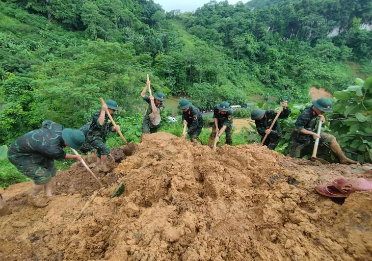 Các lực lượng chức năng tìm kiếm tại hiện trường vụ xe khách bị vùi lấp. Ảnh: An Nhiên