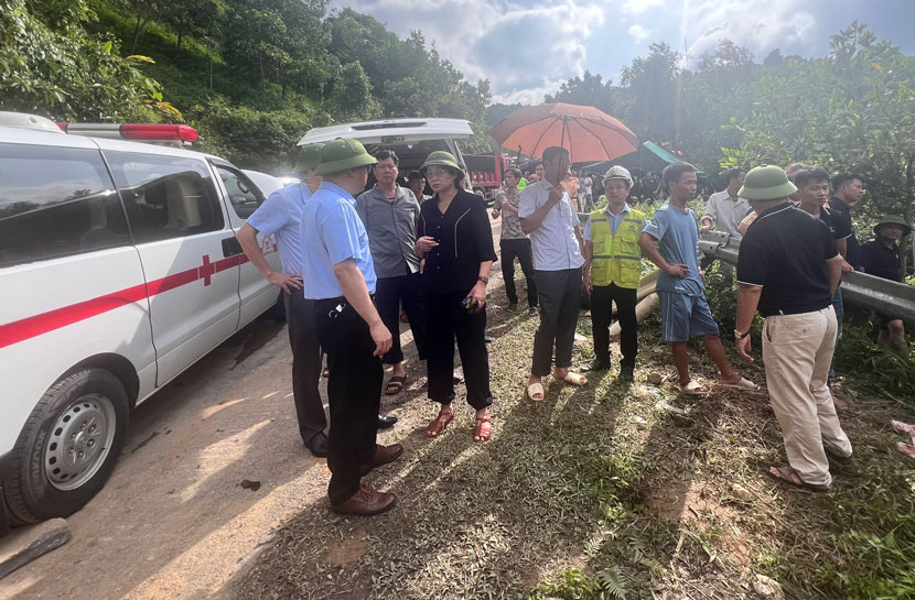 The working group of the National Traffic Safety Committee at the scene. Photo: An Nhien