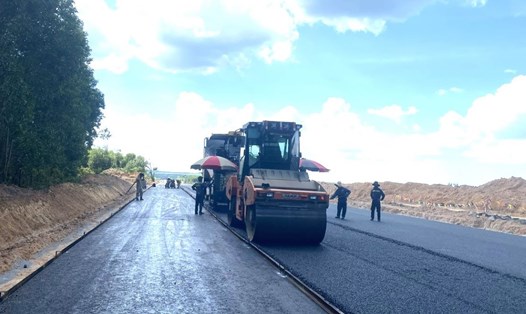 Thi công cao tốc Vạn Ninh - Cam Lộ gặp khó khăn, vì mặt bằng bàn giao chậm. Ảnh: H.Thơ.