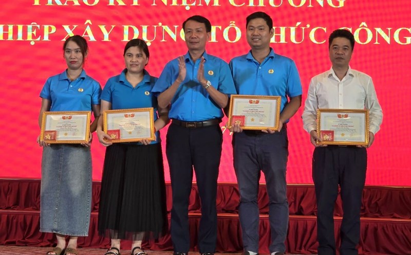 Đại diện lãnh đạo LĐLĐ tỉnh Ninh Bình trao kỷ niệm chương “Vì sự nghiệp xây dựng tổ chức công đoàn” của Tổng LĐLĐ Việt Nam cho các cá nhân. Ảnh: Nguyễn Trường