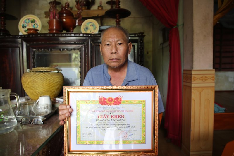 Mr. Tran Thanh Hai next to the certificate of merit given by Le Thuy District People's Committee. Photo: Cong Sang