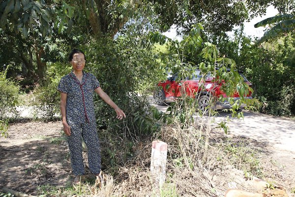 Bà Lê Thị Gái và mốc lộ giới hiến đất của gia đình. Ảnh: Công Sáng