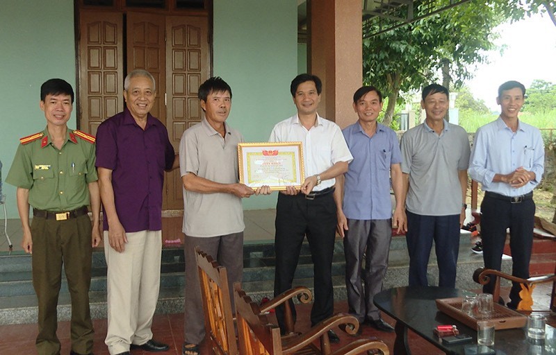 Mr. Nguyen Quoc Thanh received a certificate of merit from the People's Committee of Le Thuy district. Photo: N. Hoang