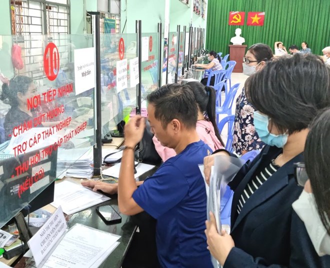 Người lao động ngừng đóng BHTN làm thủ tục hưởng trợ cấp thất nghiệp. Ảnh: Nam Dương