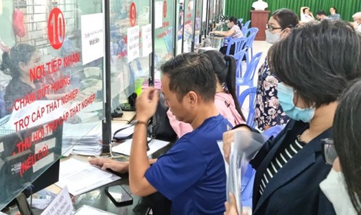 Người lao động ngừng đóng BHTN làm thủ tục hưởng trợ cấp thất nghiệp. Ảnh: Nam Dương