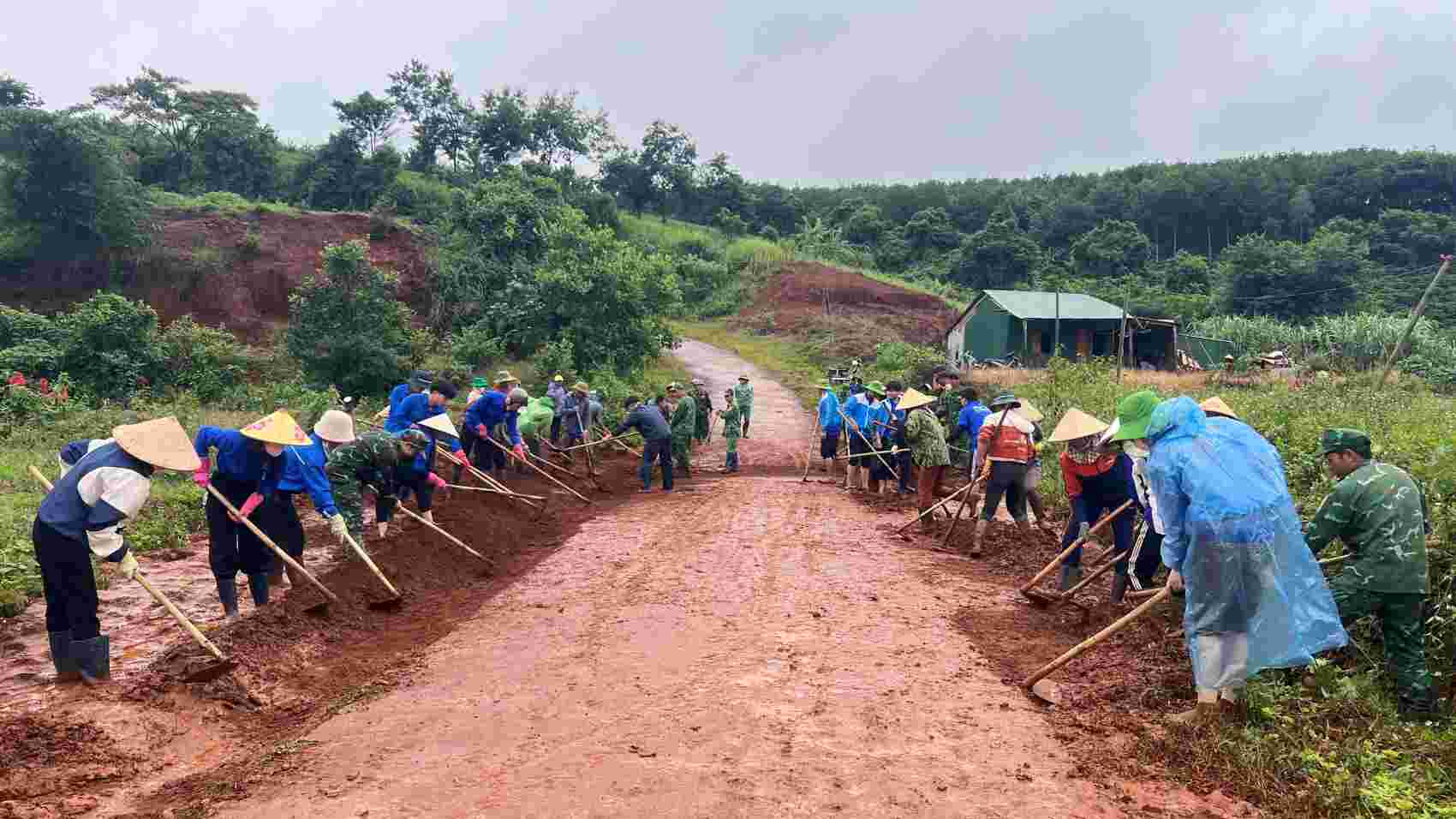 Việc dọn dẹp vệ sinh môi trường tại các bon làng là một trong những hoạt động giúp dân thường niên của Chi đoàn cơ sở Đồn Biên phòng Đắk Dang. Ảnh: Hồng Thắm