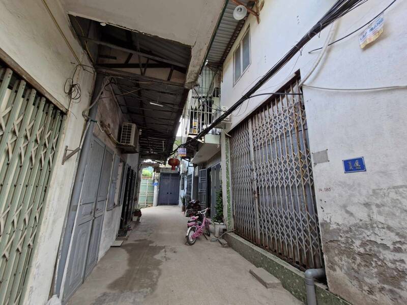 Nhiều người huy giao dịch nhà trong ngõ Hà Nội vì lo sợ cháy nổ. Ảnh: Thu Giang