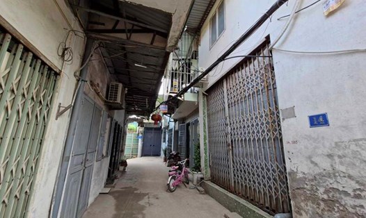 Nhiều người huy giao dịch nhà trong ngõ Hà Nội vì lo sợ cháy nổ. Ảnh: Thu Giang