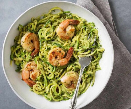 Mì bí ngòi sốt quả bơ và tôm là món ăn mới lạ, ngon, bổ dưỡng để chiêu đãi gia đình dịp cuối tuần. Ảnh: Quốc Chung