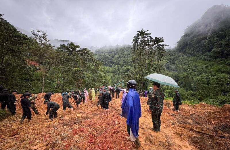 The scene of the bus being buried in Ha Giang. Photo: Le La