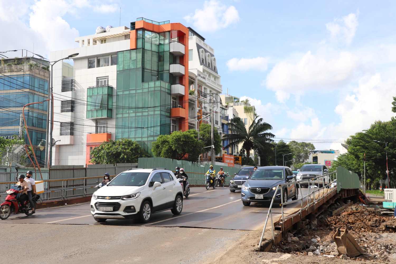 The 3-lane temporary bridge on Tran Quoc Hoan Street will be removed