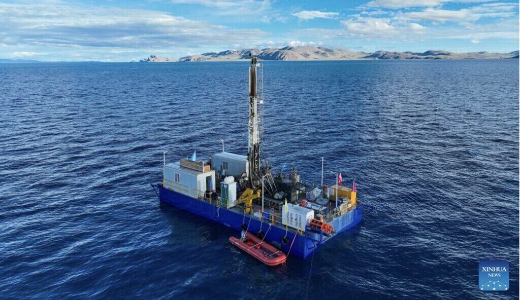 Giàn khoan ở hồ Nam Co, Trung Quốc. Ảnh: Xinhua