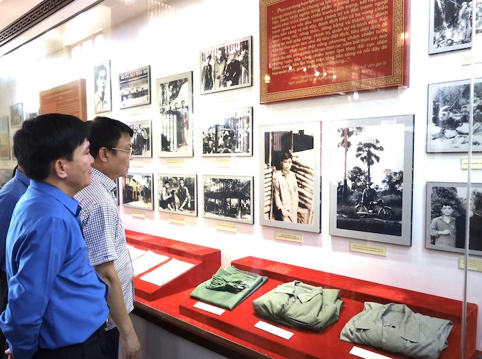 Đoàn công tác của Tổng LĐLĐVN thăm quan nhà lưu niệm Tổng Bí thư Nguyễn Văn Linh. Ảnh: Long Quang