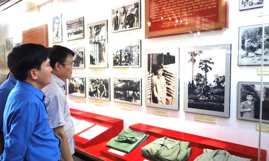 Đoàn công tác của Tổng LĐLĐVN thăm quan nhà lưu niệm Tổng Bí thư Nguyễn Văn Linh. Ảnh: Long Quang