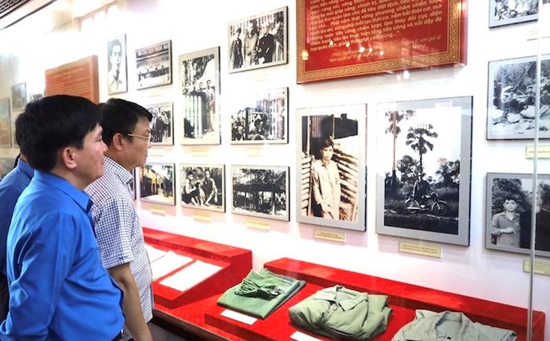 Đoàn công tác của Tổng LĐLĐVN thăm quan nhà lưu niệm Tổng Bí thư Nguyễn Văn Linh. Ảnh: Long Quang