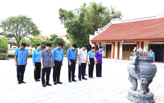 The delegation of the Vietnam General Confederation of Labor offered incense to commemorate General Secretary Nguyen Van Linh. Photo: Long Quang