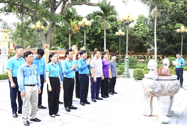 The delegation of the Vietnam General Confederation of Labor offered incense to commemorate Lieutenant General Nguyen Binh. Photo: Long Quang