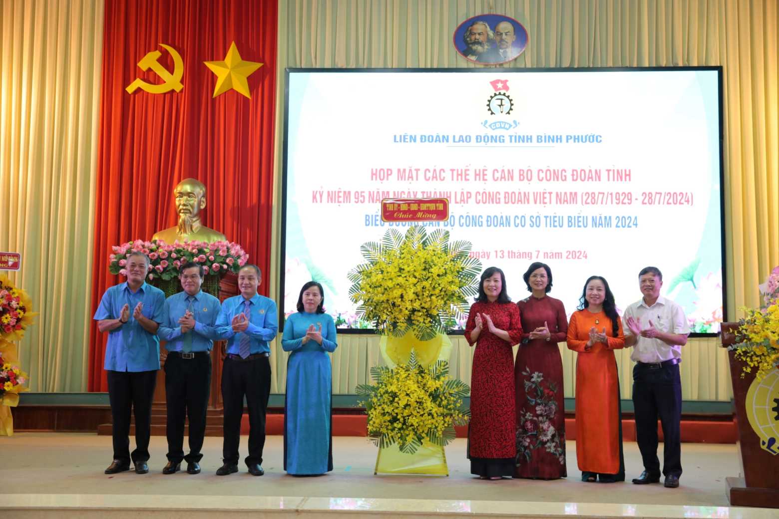 Leaders of Binh Phuoc province gave flowers to congratulate the Labor Federation of Binh Phuoc province. Photo: Dinh Trong