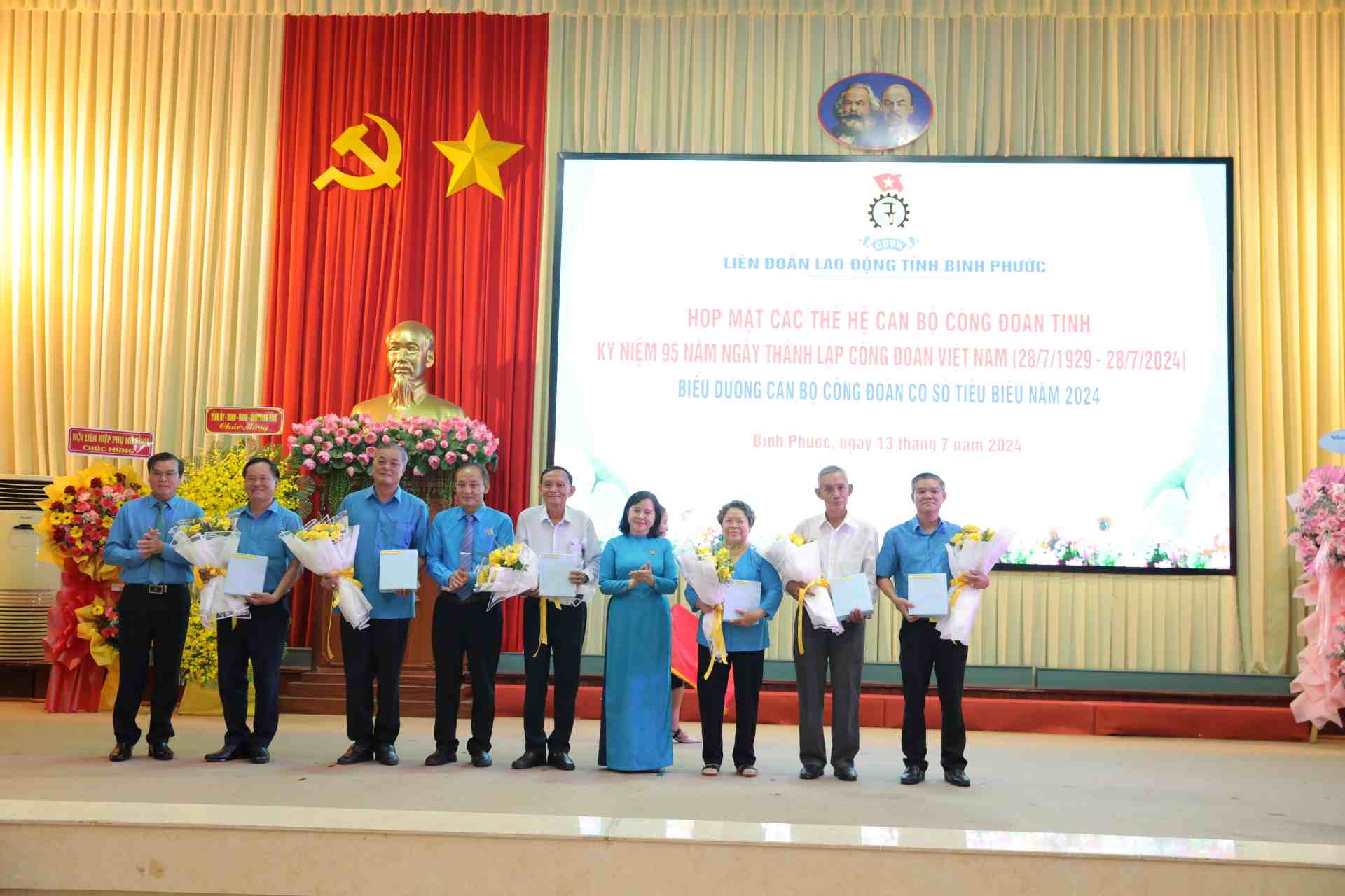 Binh Phuoc Provincial Labor Federation presented flowers to show gratitude to Binh Phuoc Trade Union leaders through the ages. Photo: Provided by Border Guard