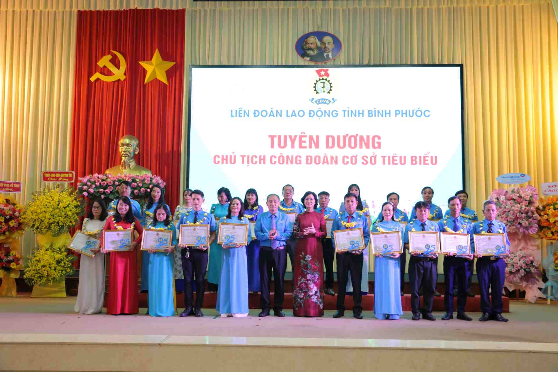 Praising outstanding Communist Party Presidents. Photo: CDBP