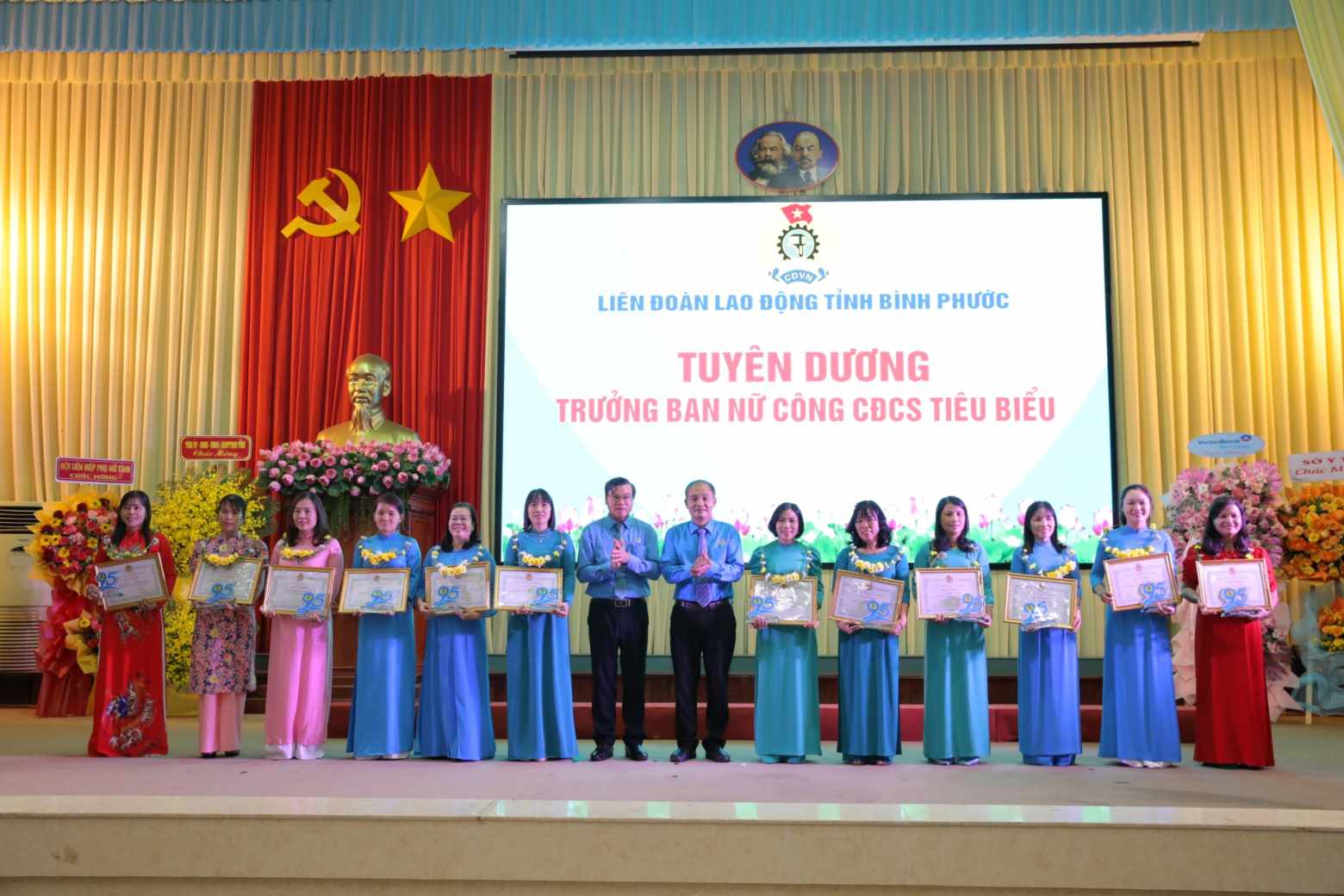 Praising the outstanding Head of the Women's Union of the Communist Party of Vietnam. Photo: Provided by Border Guard