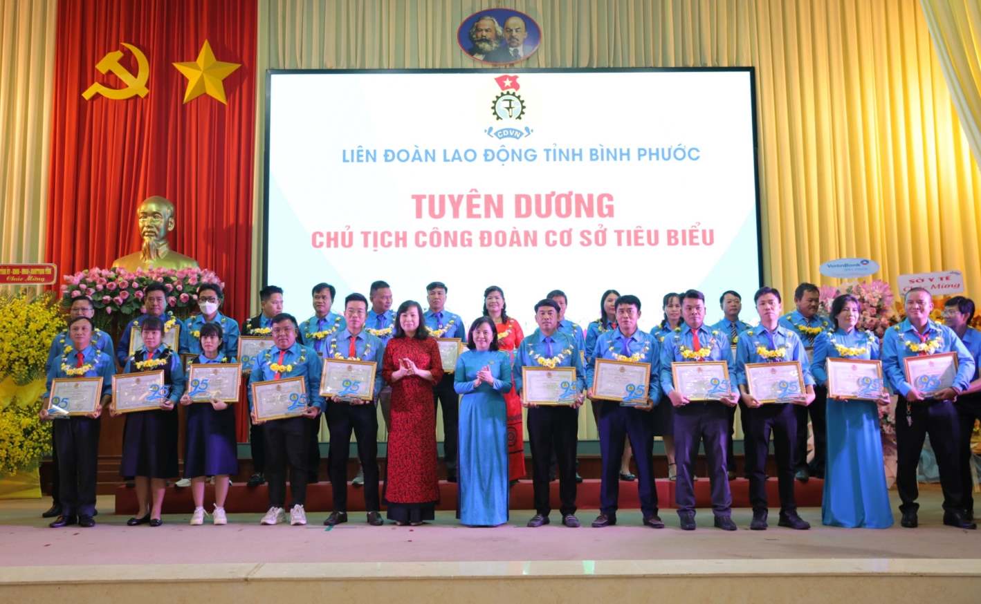 Bà Huỳnh Thị Hằng –  Chủ tịch Hội đồng nhân dân tỉnh và bà Nguyễn Thị Hương Giang - Chủ tịch LĐLĐ tỉnh Bình Phước khen thưởng biểu dương Chủ tịch CĐCS tiêu biểu. Ảnh: CĐBP cung cấp