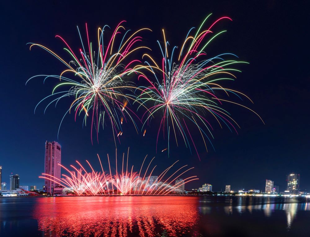 불꽃 놀이를보기 위해 2 일 전에 Da Nang의 많은 장소를 방문했습니다. 사진 : Tran Thi