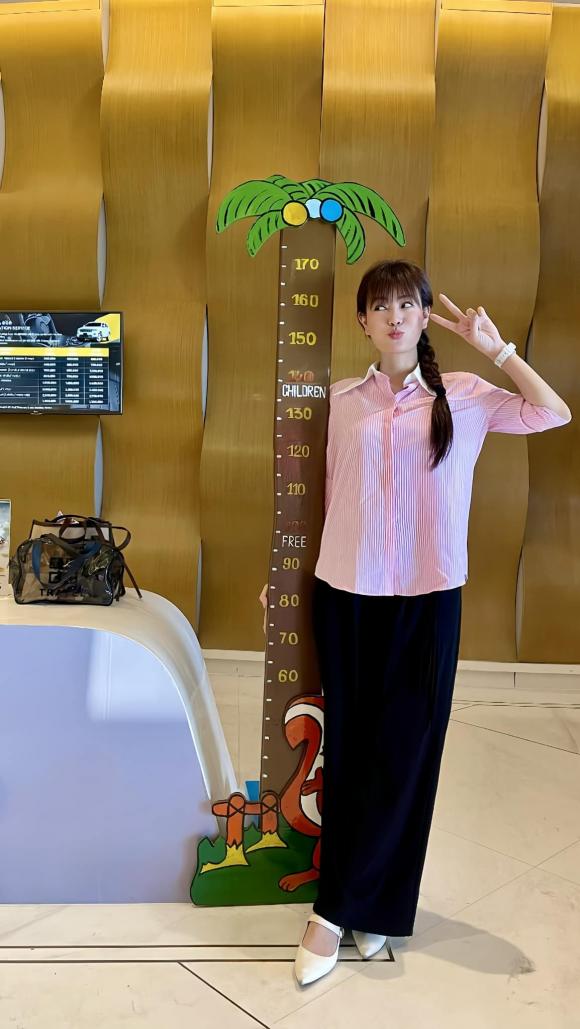 Thanh Huong shows off her height. Photo: Character Facebook