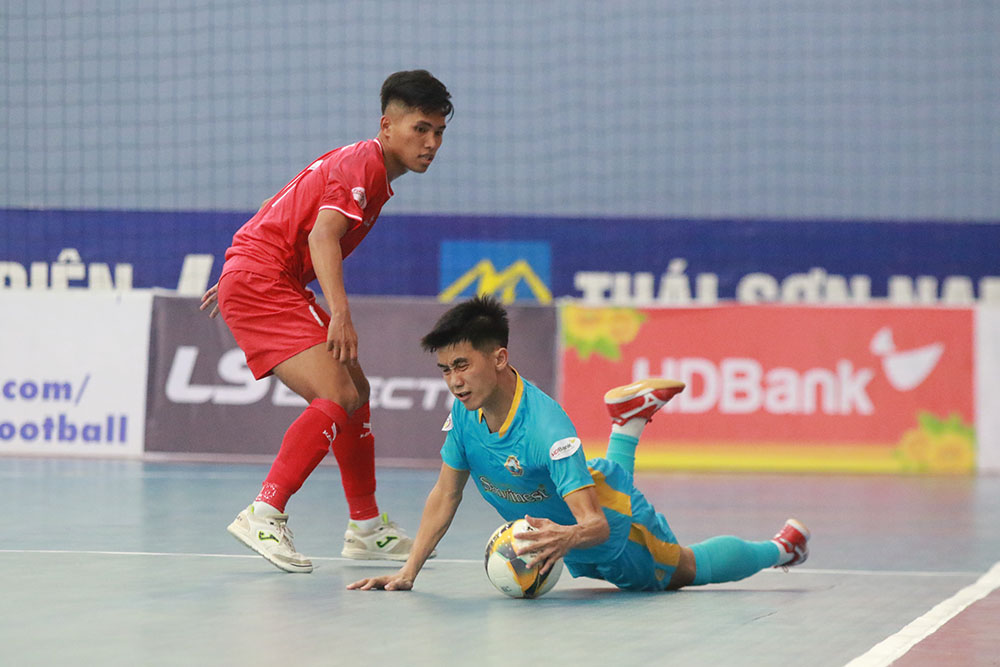 Sanvinest Khanh Hoa (blue shirt) lost to Tan Hiep Hung Ho Chi Minh City. Photo: VFF