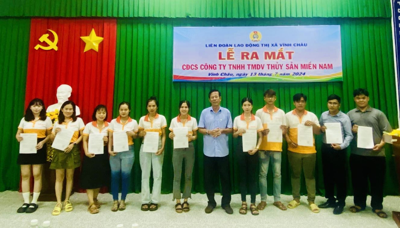 Ông Lê Văn Phải - Phó Chủ tịch LĐLĐ tỉnh Sóc Trăng trao quyết định cho các đoàn viên. Ảnh: LĐLĐ thị xã Vĩnh Châu