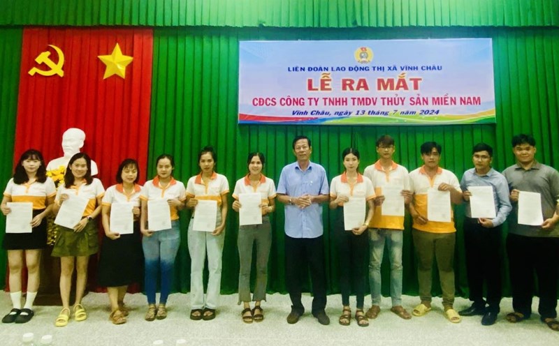 Ông Lê Văn Phải - Phó Chủ tịch LĐLĐ tỉnh Sóc Trăng trao quyết định cho các đoàn viên. Ảnh: LĐLĐ thị xã Vĩnh Châu