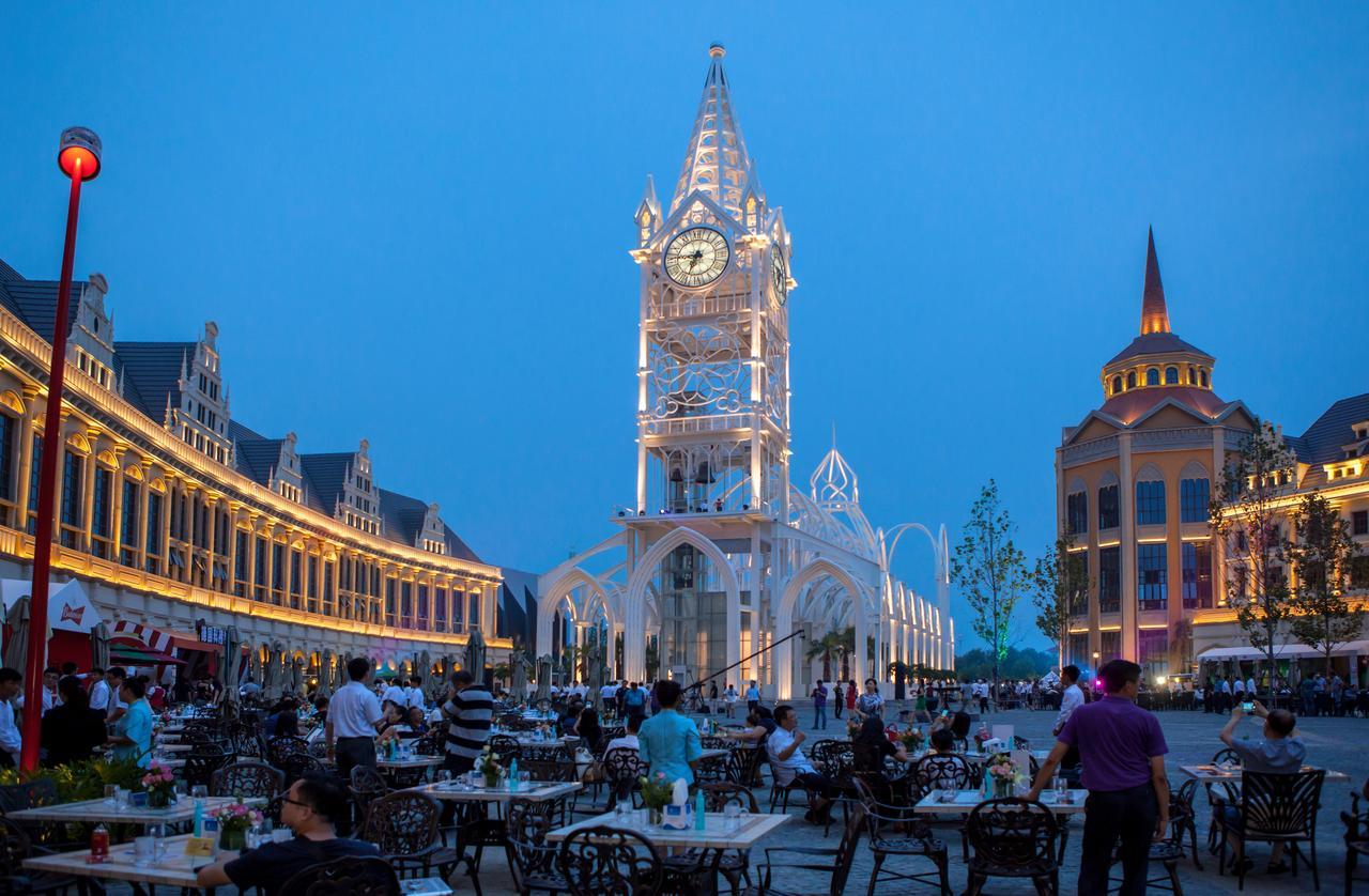 The 50 meter high white clock tower is the symbol of Mangrove Tree Resort World. Photo: Weibo