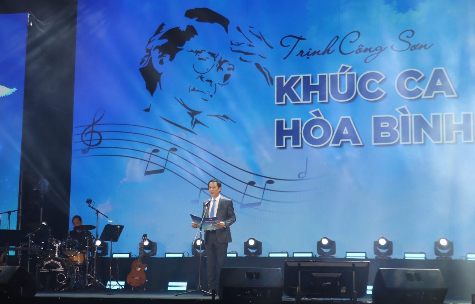 Mr. Hoang Nam - Vice Chairman of Quang Tri Provincial People's Committee spoke at the music night. Photo: H.Tho.