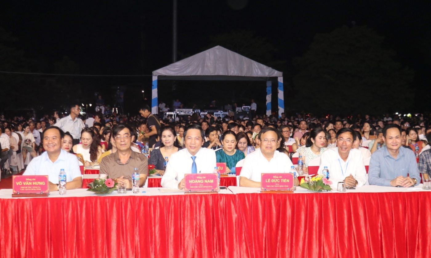 The music night was attended by many leaders of Quang Tri province. Photo: H.Tho.