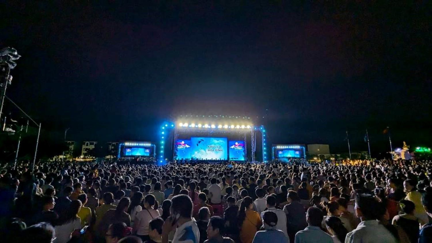 Thousands of people came to participate in the music night. Photo: Dong Ha Propaganda.