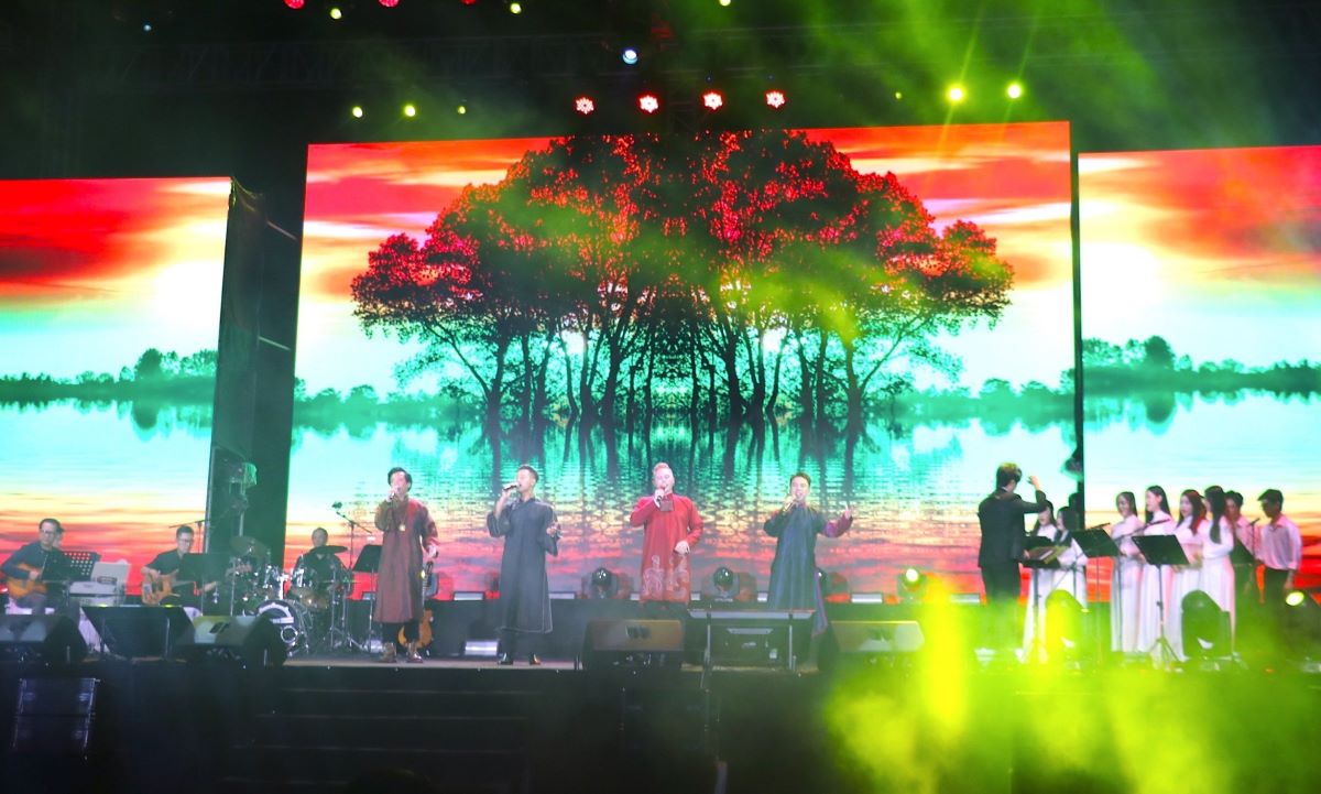 Un numero ou de nombreux chanteurs interpretent des chansons de Trinh Cong Son. Photo : H.Tho.