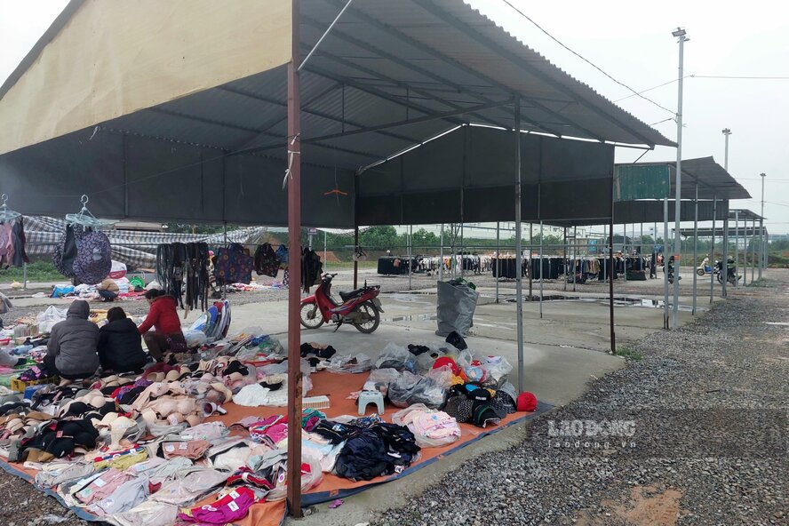 Chợ tạm ở các vị trí xa đường Hùng Vương vắng cả người bán lẫn người mua. Ảnh: Tô Công.