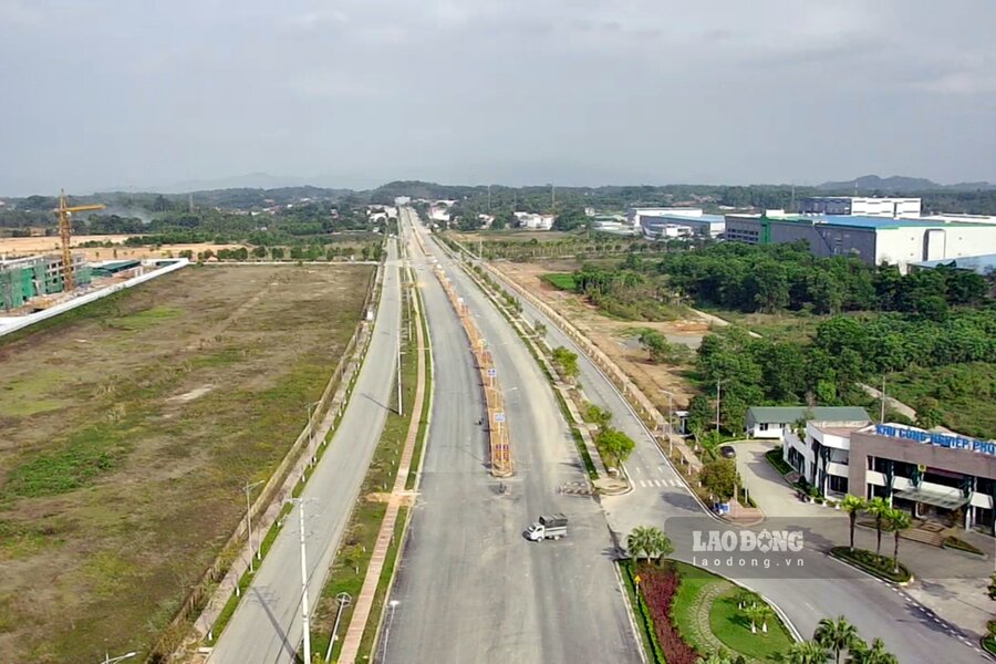 Tuyến đường Hùng Vương đi xuyên qua giữa KCN Phú Hà. Ảnh: Tô Công.