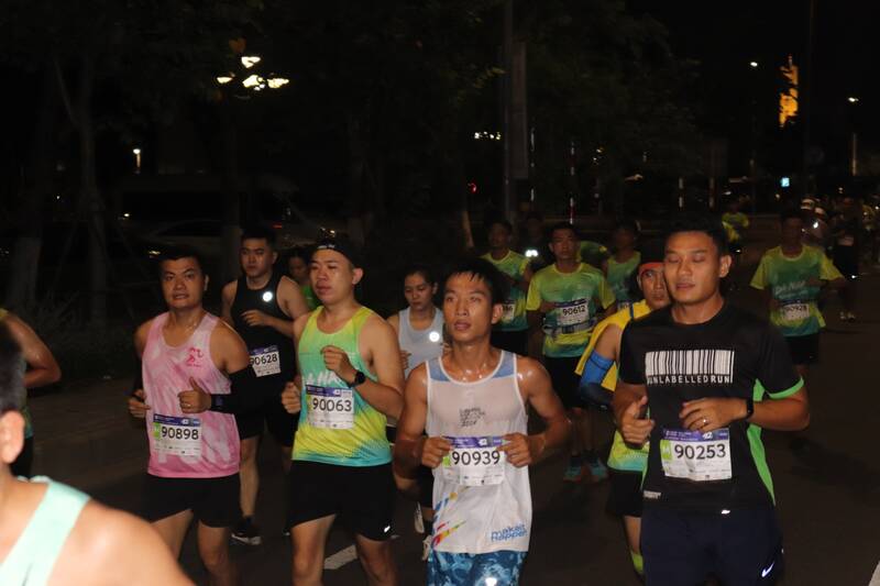 Gần 8.000 vận động viên tham gia giải chạy đêm tại Đà Nẵng. Ảnh: Nguyễn Linh