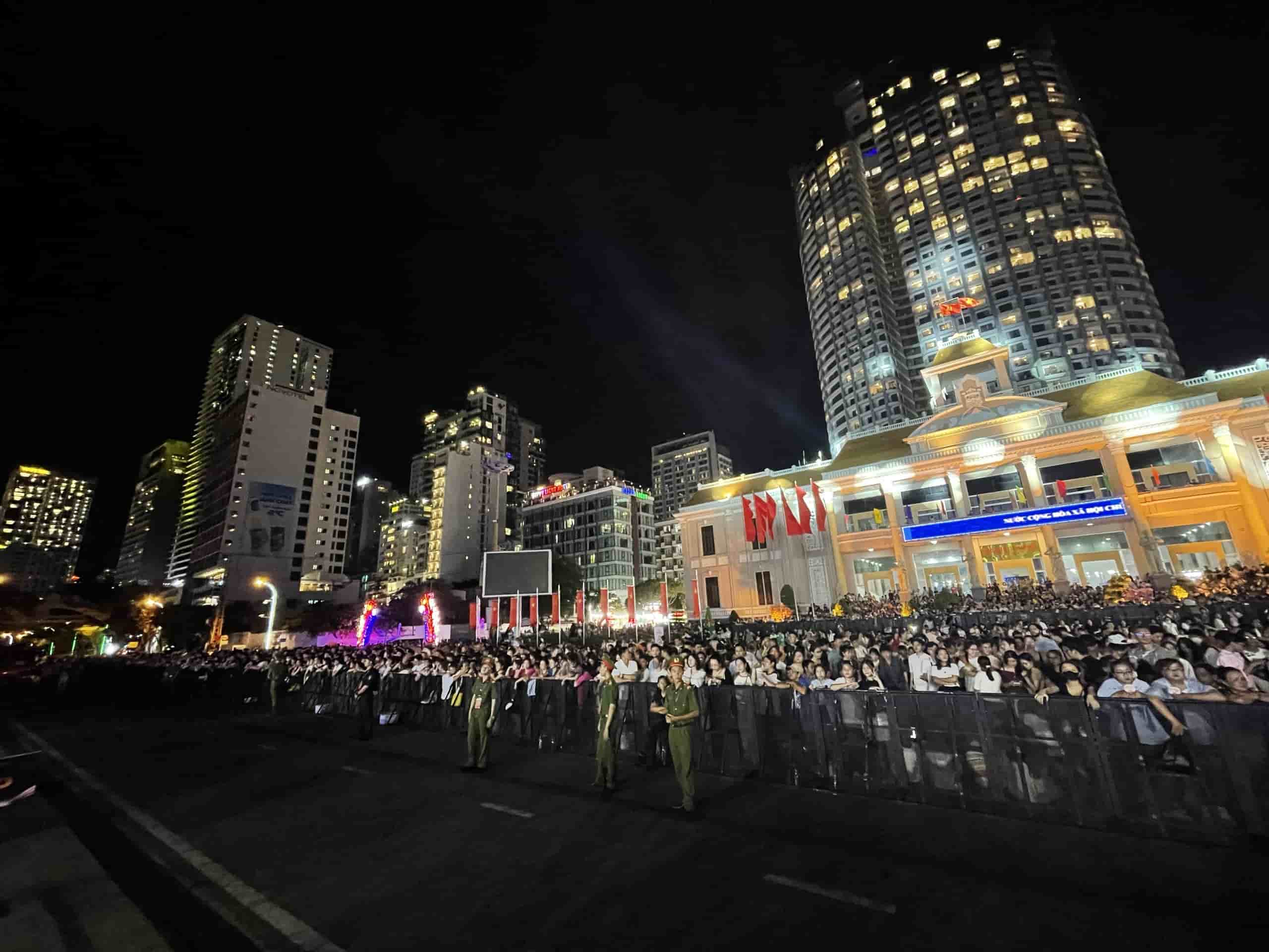 Thousands of people gathered in Nha Trang to watch drones perform in the sky. Photo: Thanh Thuy