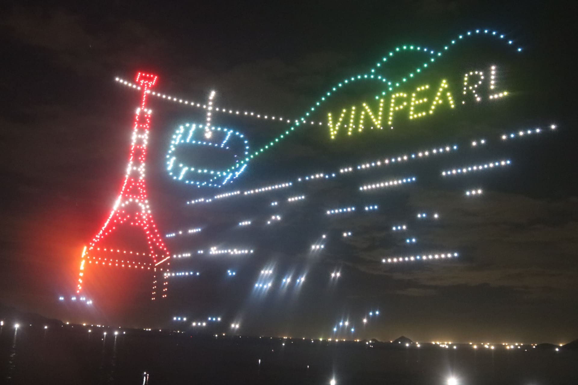 Vinpearl cable car crosses Nha Trang Bay during the Chinese team's performance.