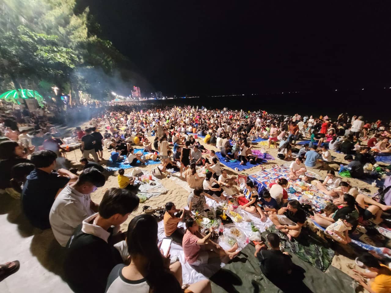 People and tourists crowded Nha Trang beach to see the drone for the first time. Photo: Thanh Thuy