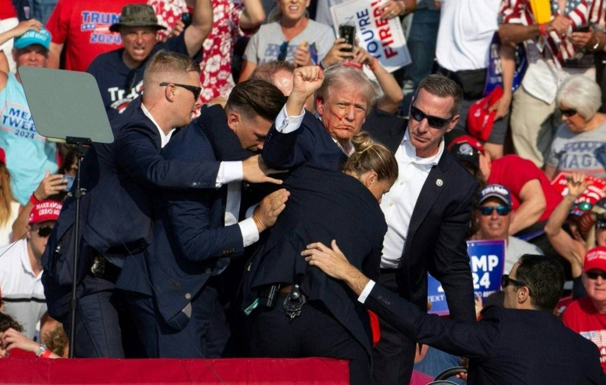 Mr. Donald Trump with blood on his face was taken away from the scene by the US Secret Service. Photo: AFP