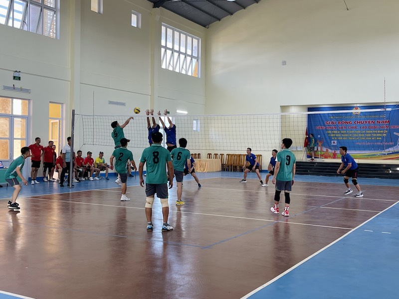 Giải bóng chuyền nam CNVCLĐ TP Đồng Hới vừa được tổ chức thành công. Ảnh: L. Châu