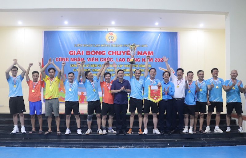 Trao giai cho doi gianh giai Nhat. Anh: L. Chau