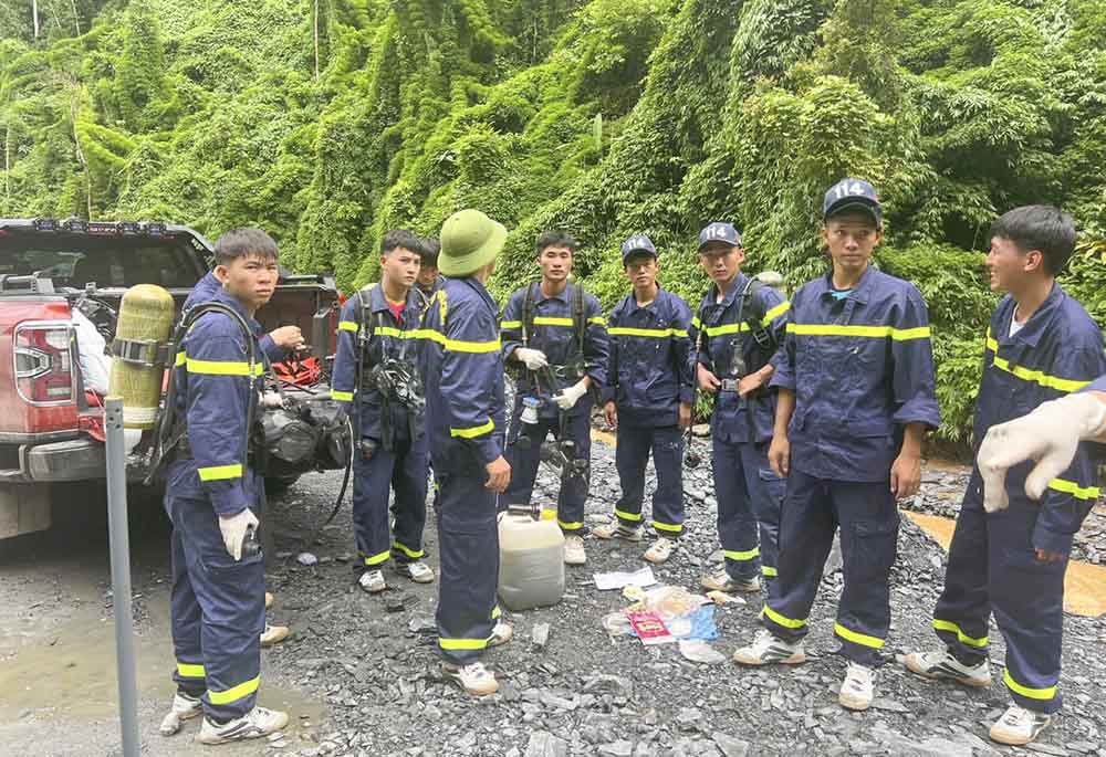 Lực lượng cứu hộ có mặt tại hiện trường vụ 3 công nhân ngạt khí tủ vong trong hầm thủy điện ở Lai Châu. Ảnh: CACC
