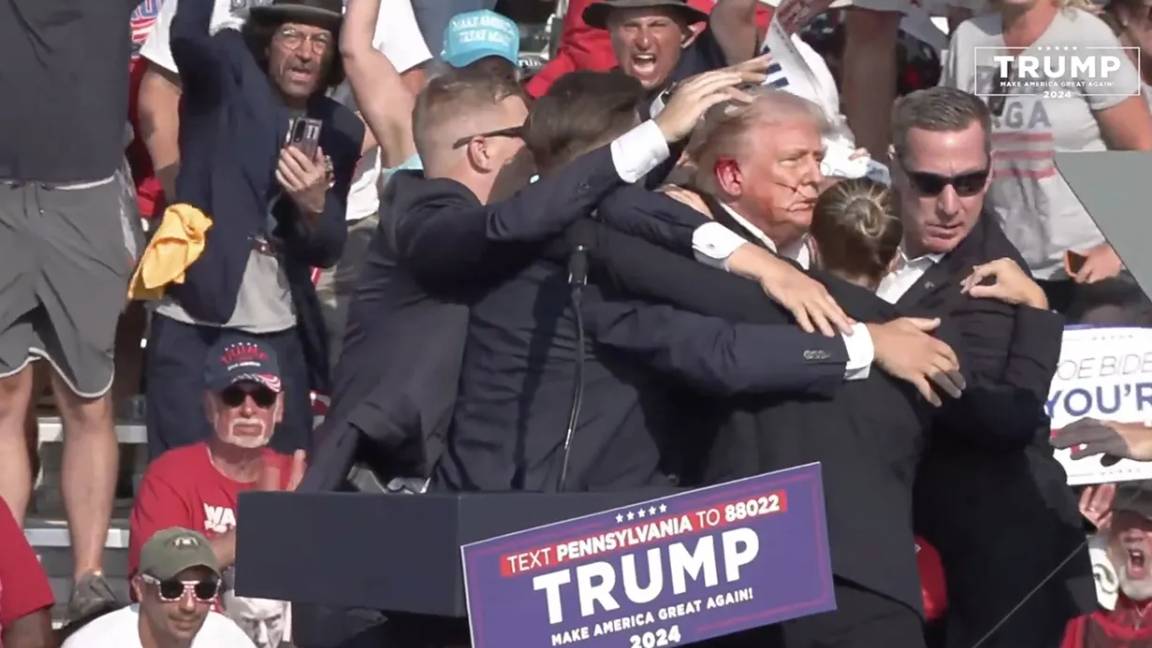 Ông Donald Trump được Mật vụ Mỹ hộ tống ra khỏi hiện trường. Ảnh: Chiến dịch tranh cử Donald Trump